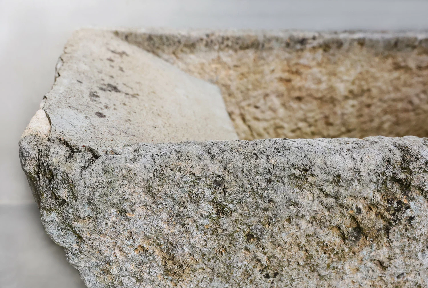 alte trog von französischer kalkstein