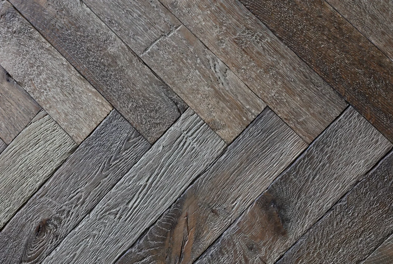 Le Marais Fischgrät-Eichenparkett von De Opkamer in einem Wohnraum, gefertigt in den Niederlanden