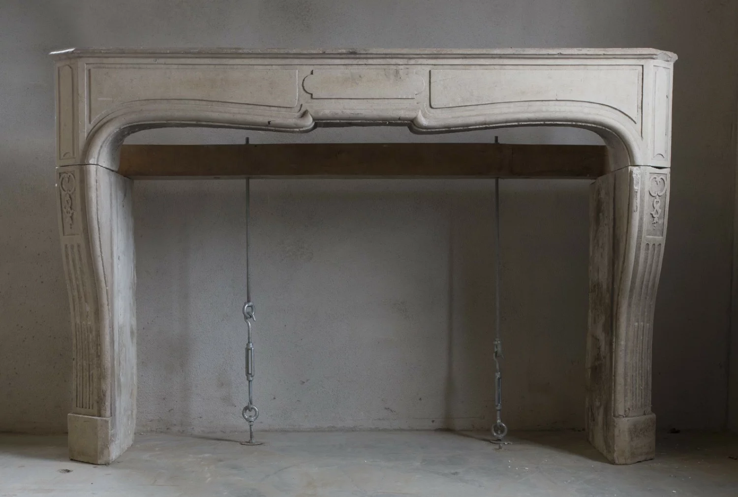 Schicker antiker Kamin