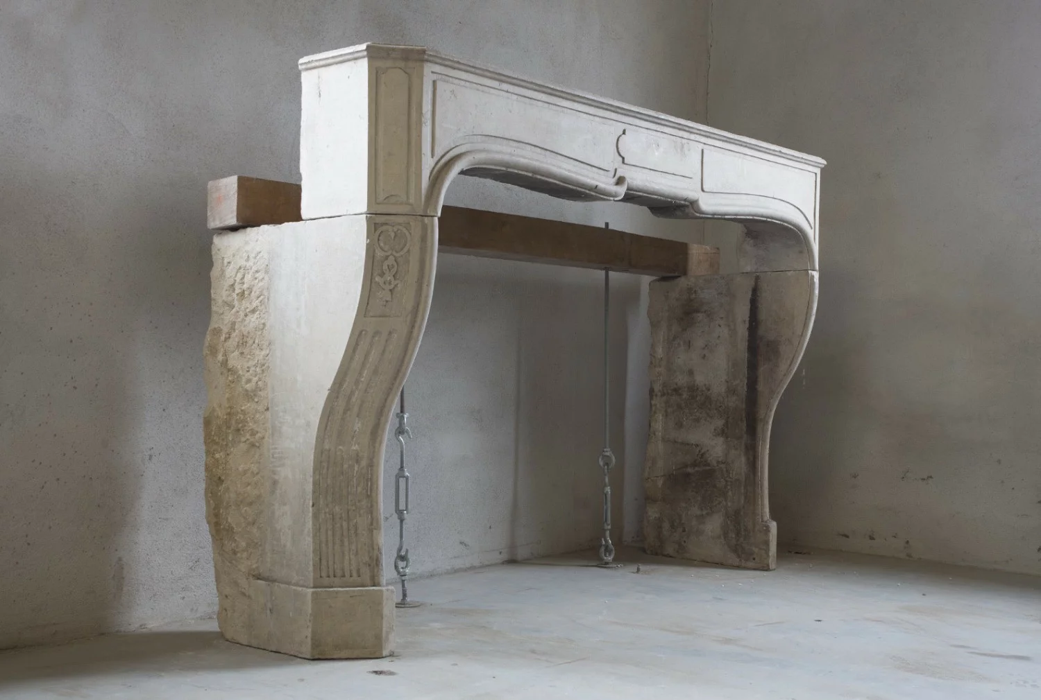 Schicker antiker Kamin