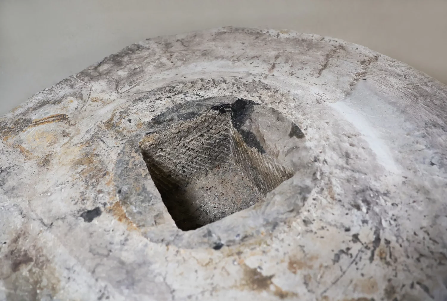 Belgischer Blaustein Mühlstein