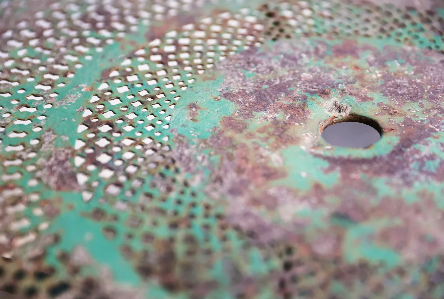 antiker tisch von gusseisen