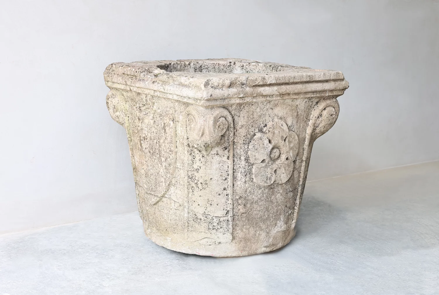 alte Pflanzkübel von französischer kalkstein