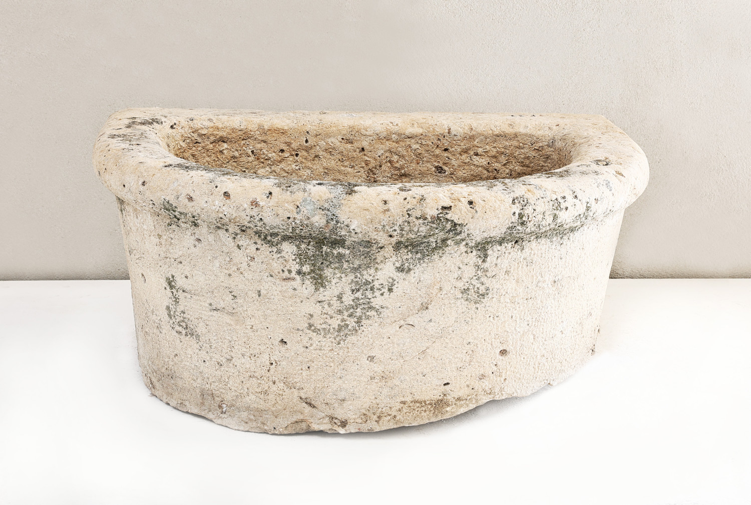 antiker waschbecken von französischer kalkstein