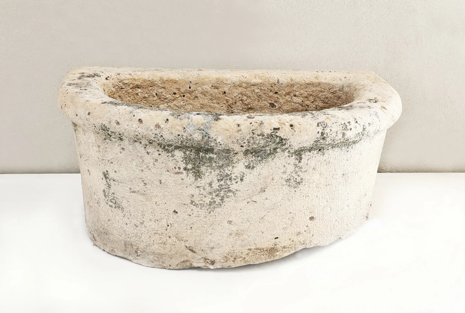 antiker waschbecken von französischer kalkstein