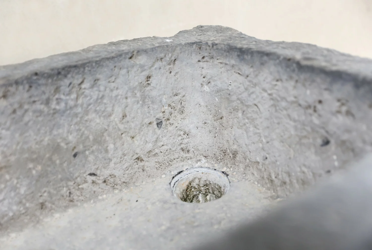 alte waschbecken von belgischer blaustein