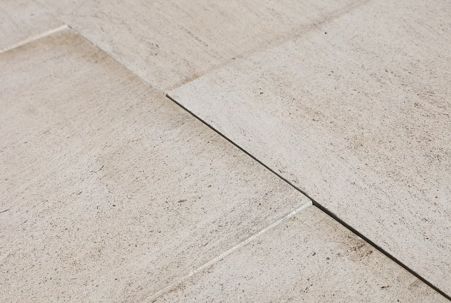 restpost beige nuancierte fliesen