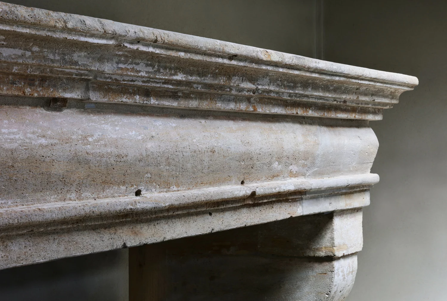 alte kamin von französischer kalkstein