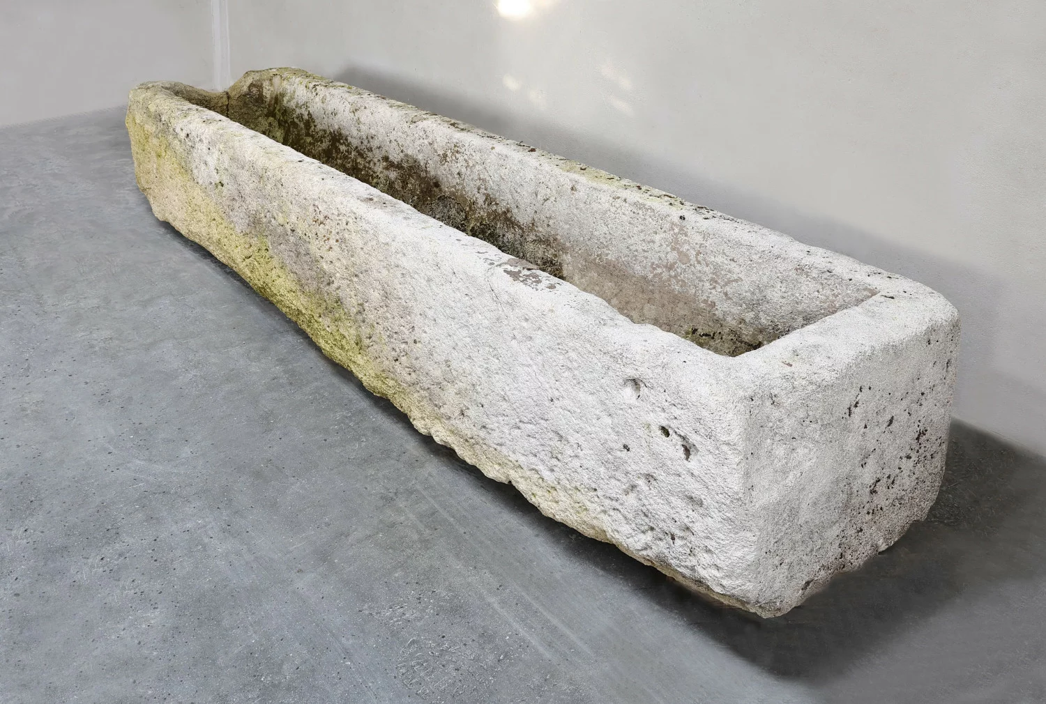 alte trog von französischer kalkstein