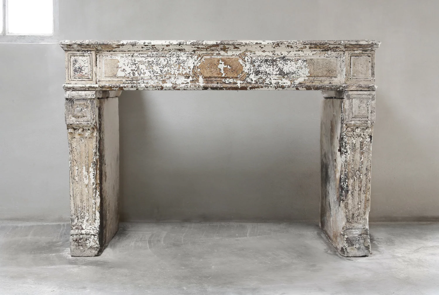 antiker französischer Schornstein aus Kalkstein