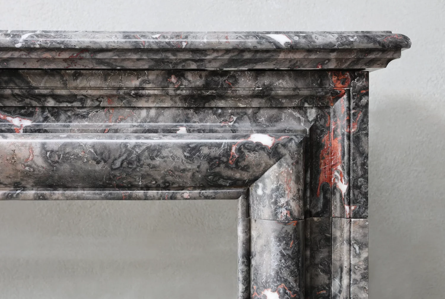 Detail rechte obere Ecke, antike Marmor-Kaminumrandung mit gleichmäßiger Patina, ca. 1860–1880, Ref 1576