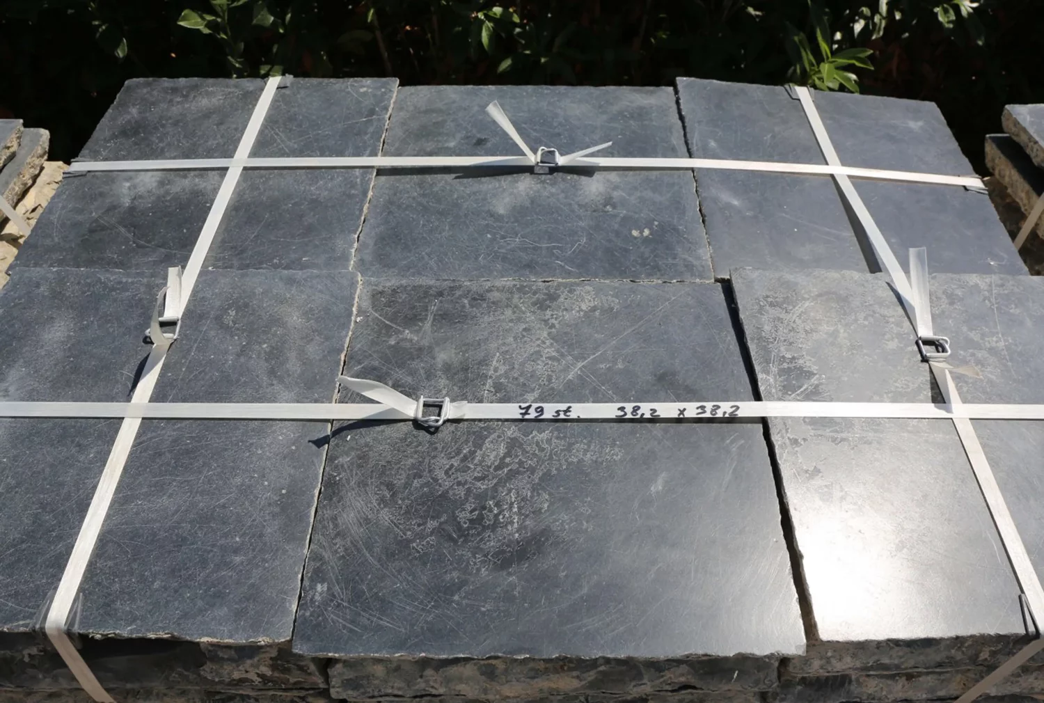 Großformatige 47x47 cm Noir de Mazy Kirchenplatten in einer Diele oder Wohnküche