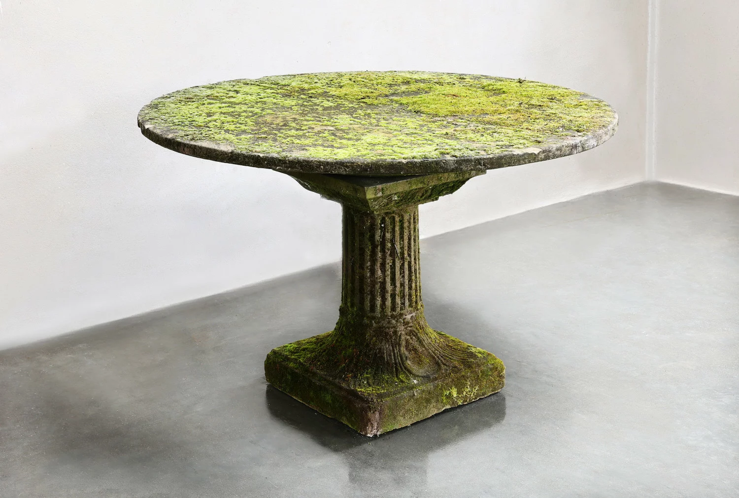 alte tisch vor den Garten