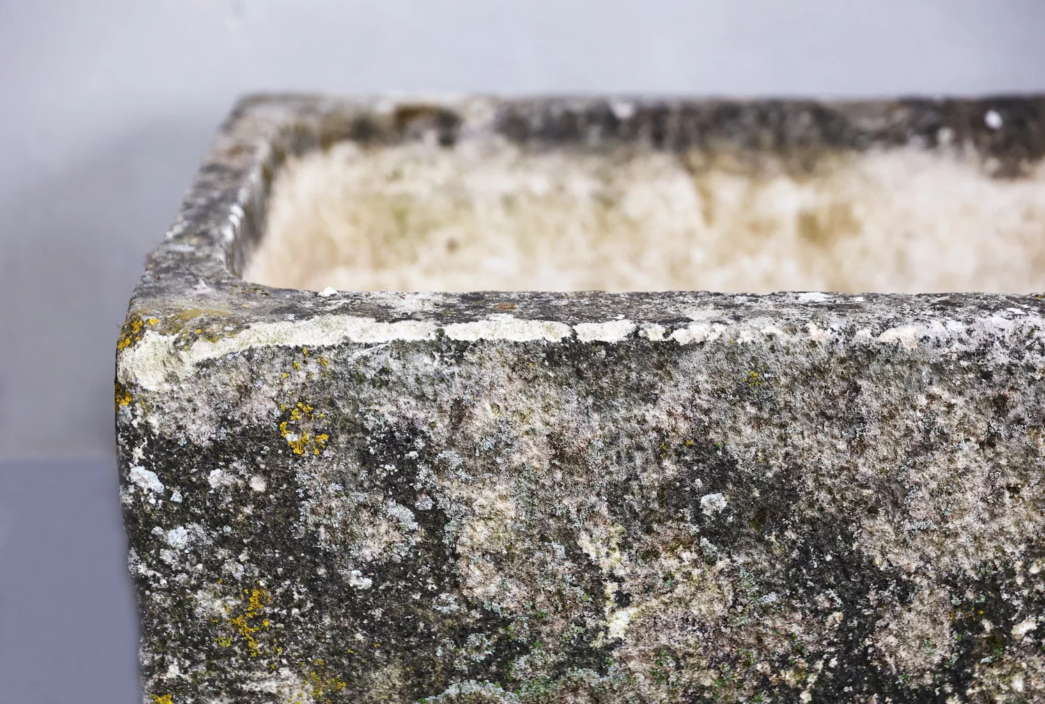 alter trog von französischer kalkstein