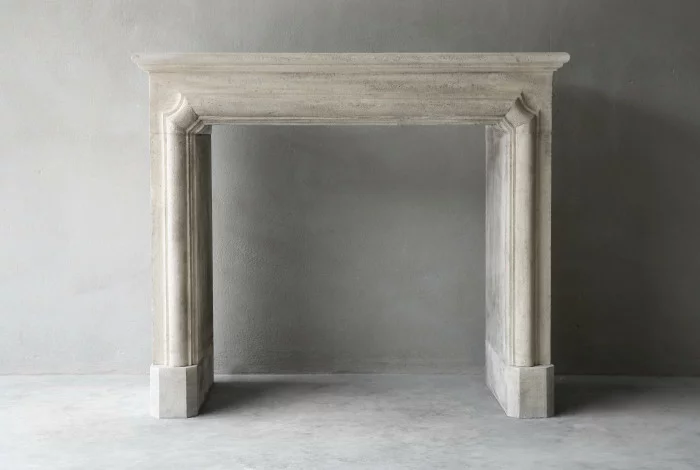 Verzierter Sandsteinkamin