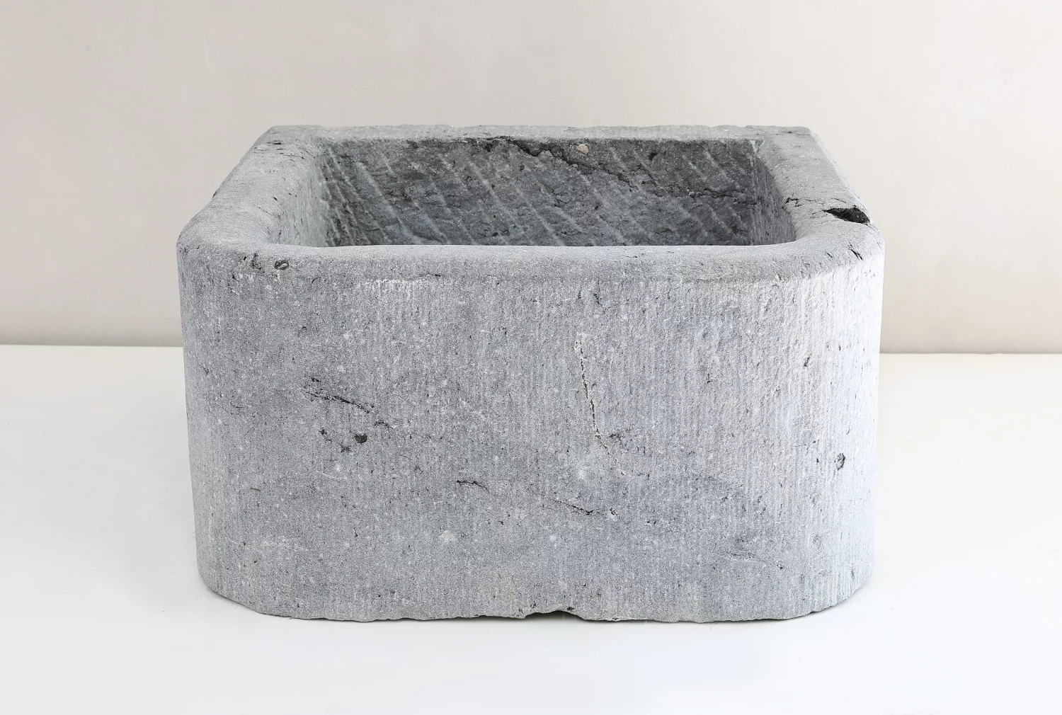 antiker waschbecken von belgischer blaustein