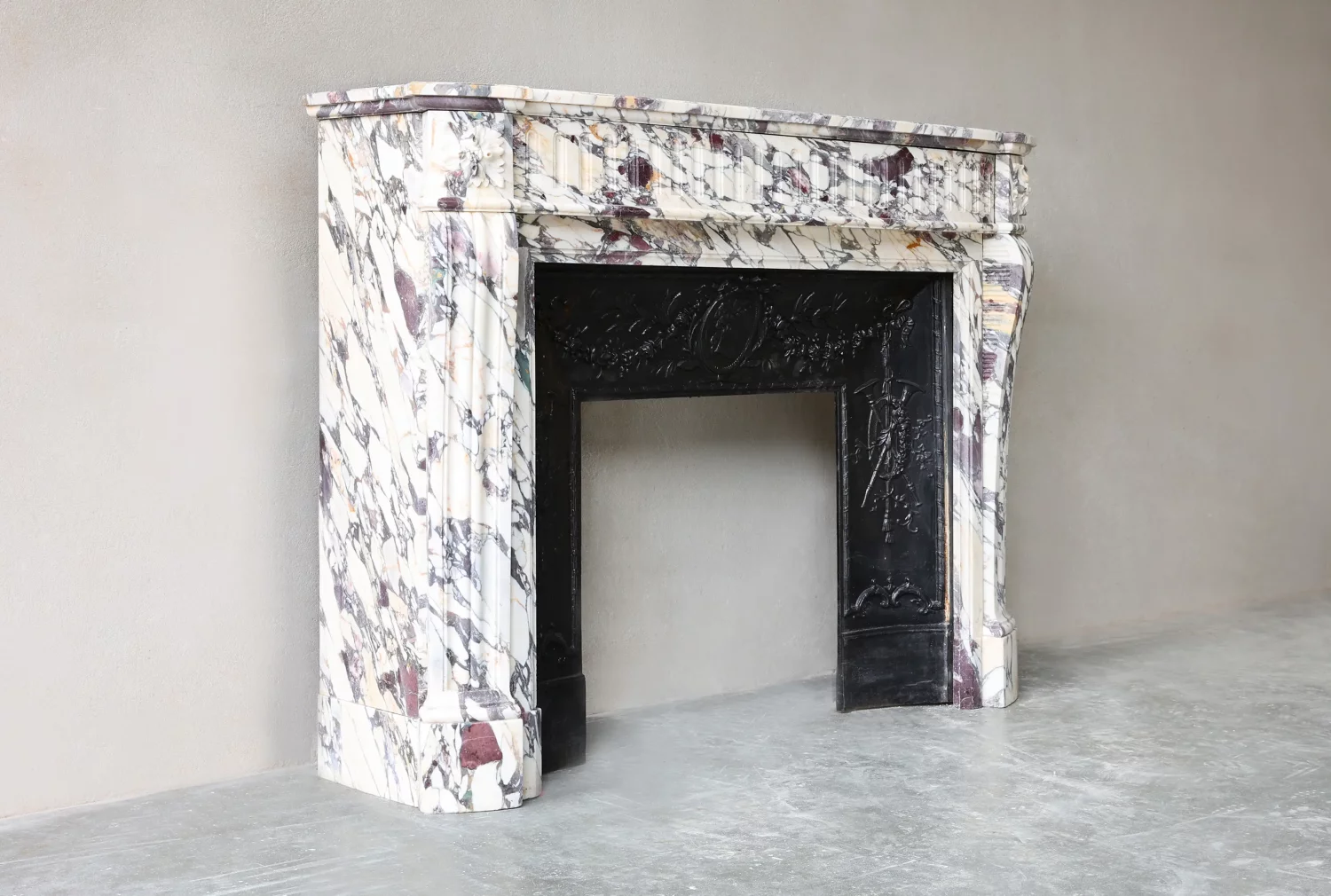 Antiker Kamin im Louis-XVI-Stil aus französischem Brèche Violetta Marmor, frontal fotografiert, perfekt für Hotelprojekte