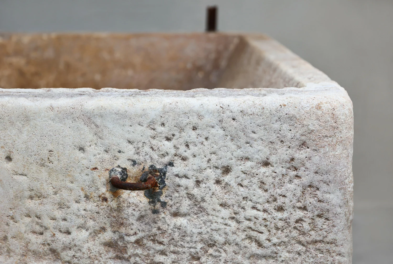 alte trog von französischer kalkstein