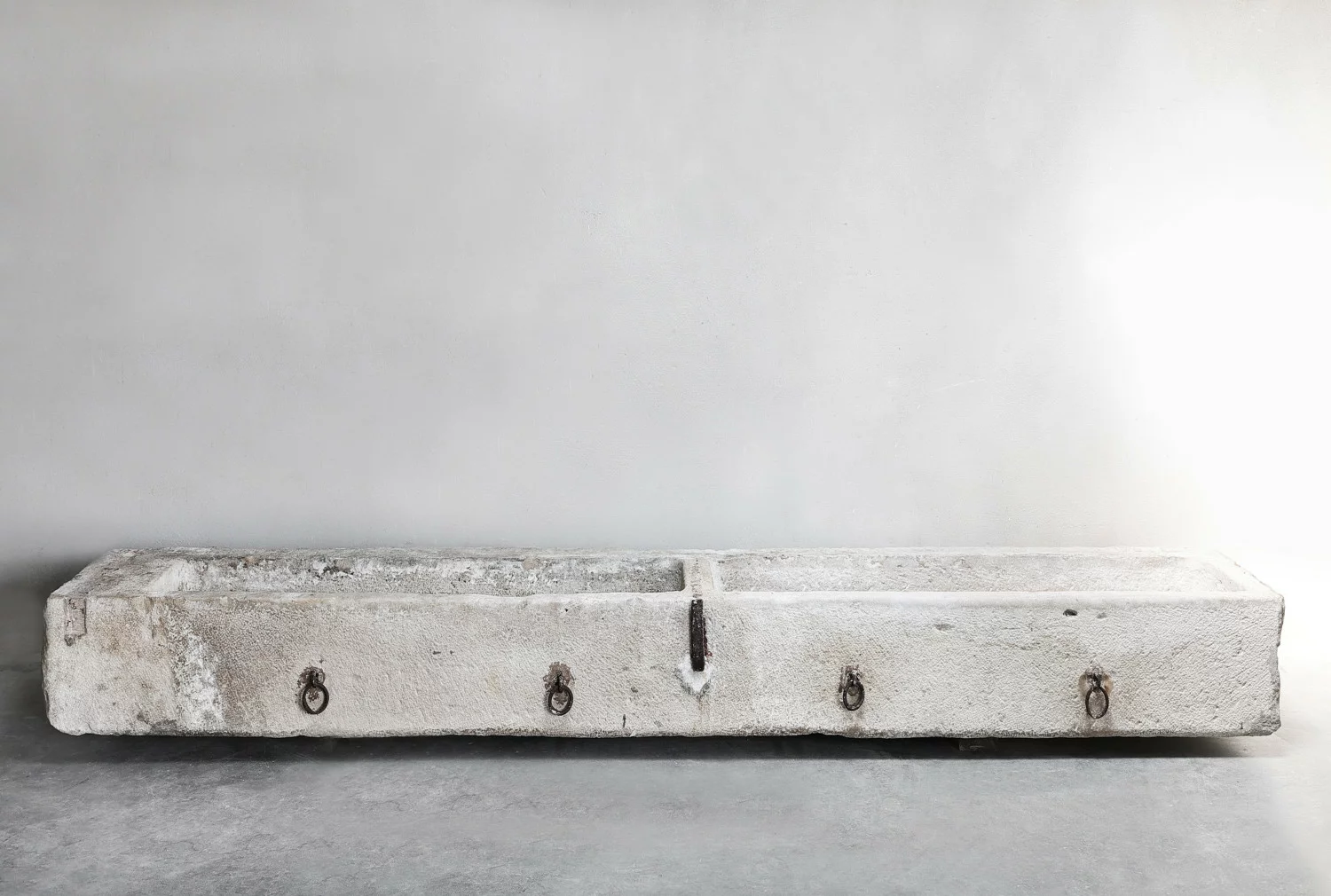 antiker trog französischer kalkstein