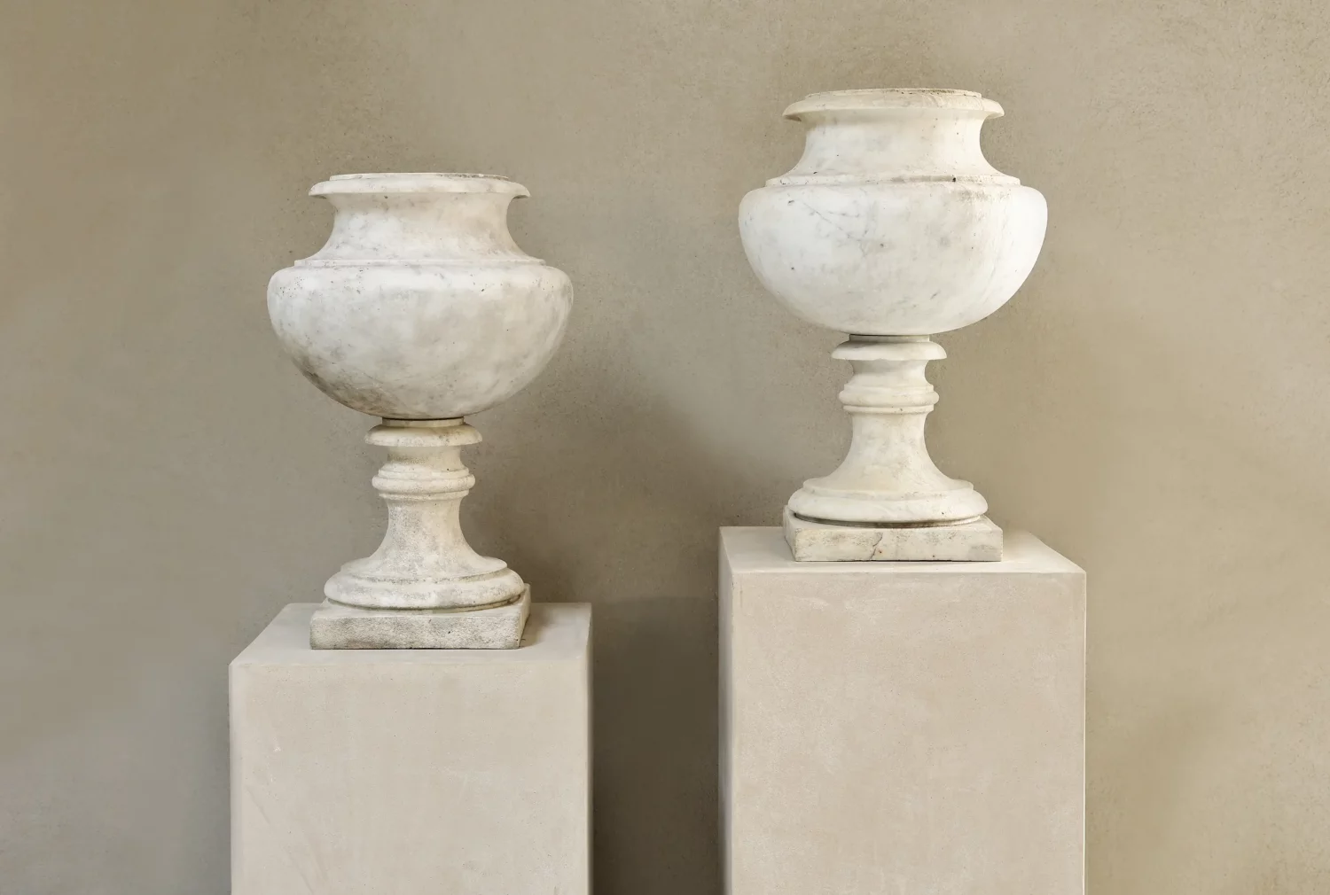 alte weiße set vasen