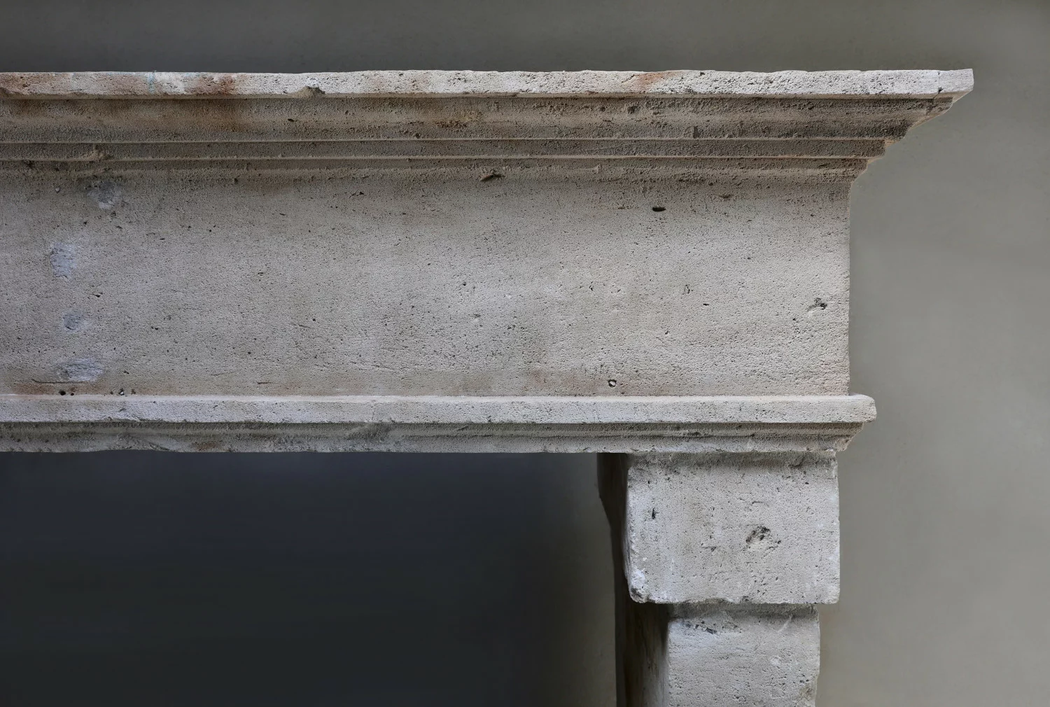 alte kamin von französischer kalkstein