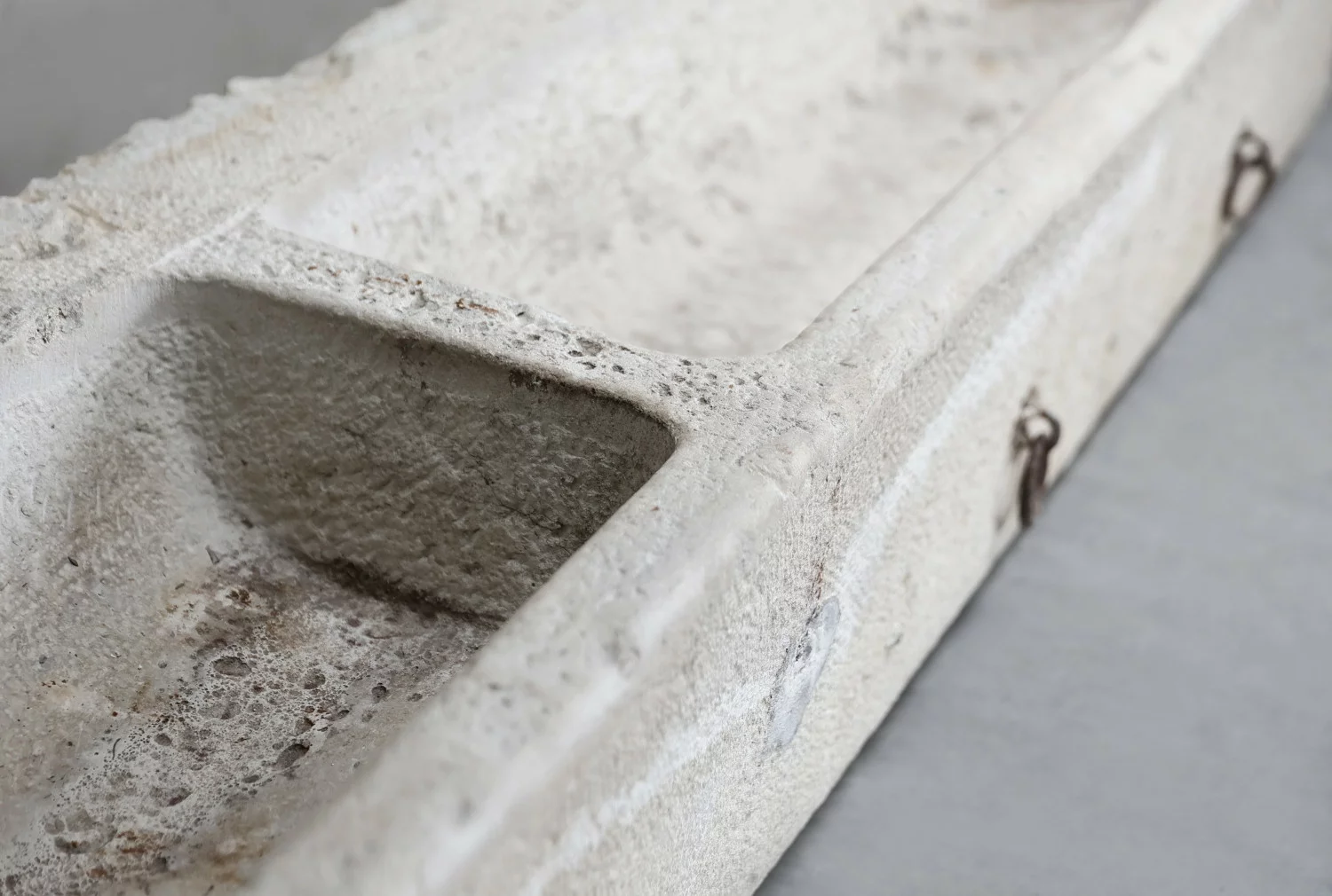 alter trog von französischer kalkstein