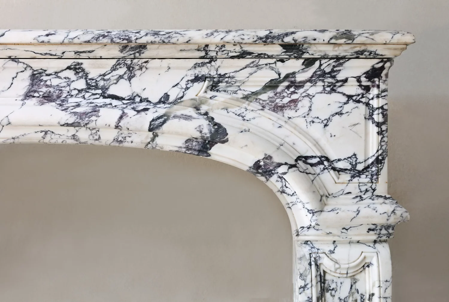 Detail obere rechte Ecke Paonazzo-Marmor Kaminmaske, Patina und Maserung Nahaufnahme, Ref. 1557