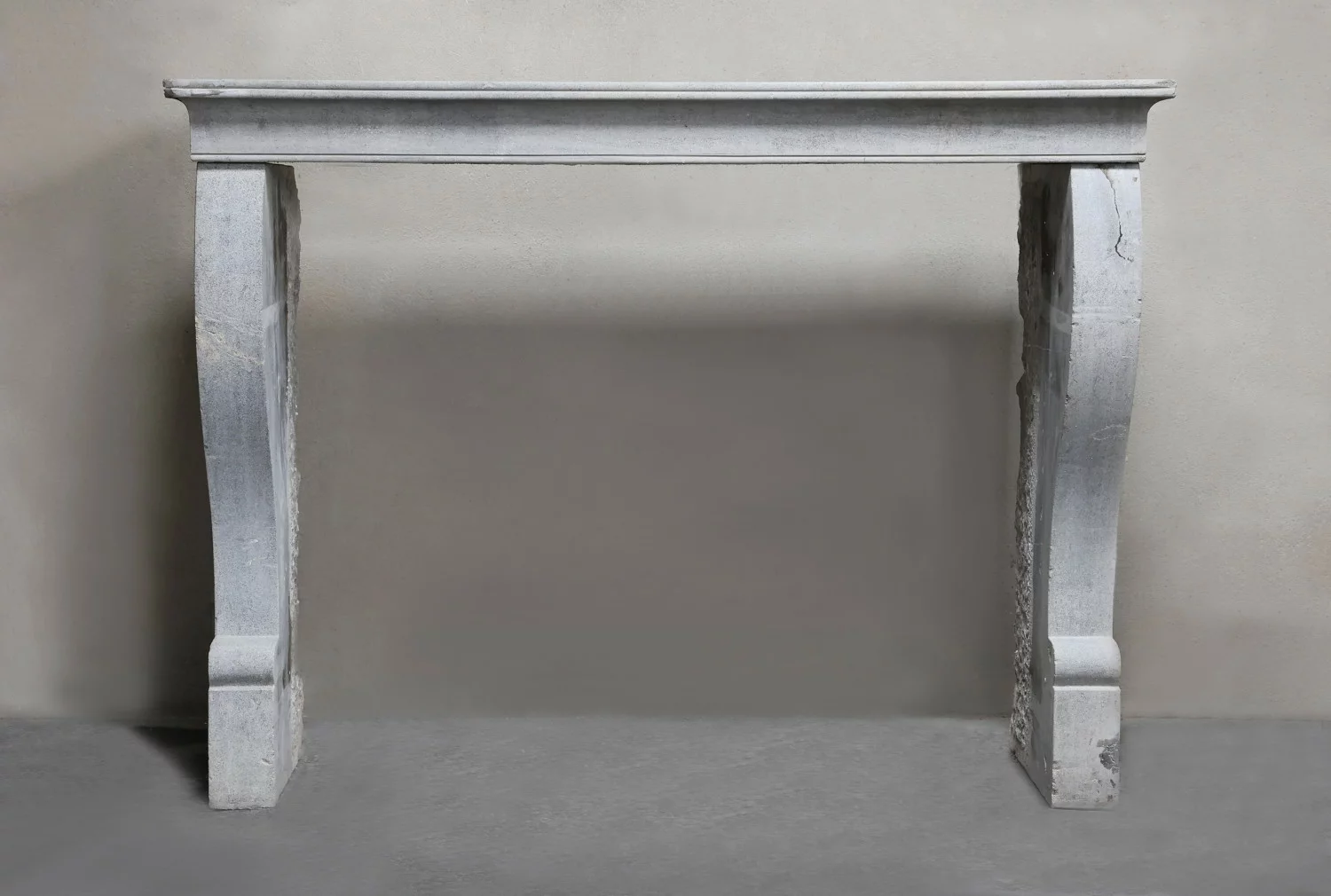 antiker kaminmaske von marmorstein