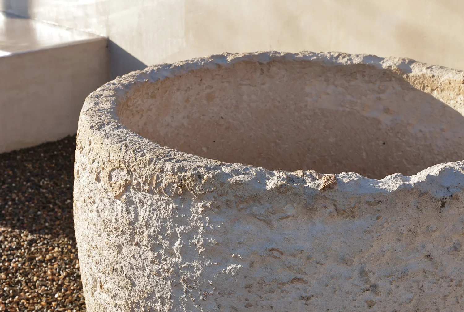 Detailaufnahme der originalen Patina und Oberfläche im französischen Kalkstein, Ref. TUIN054