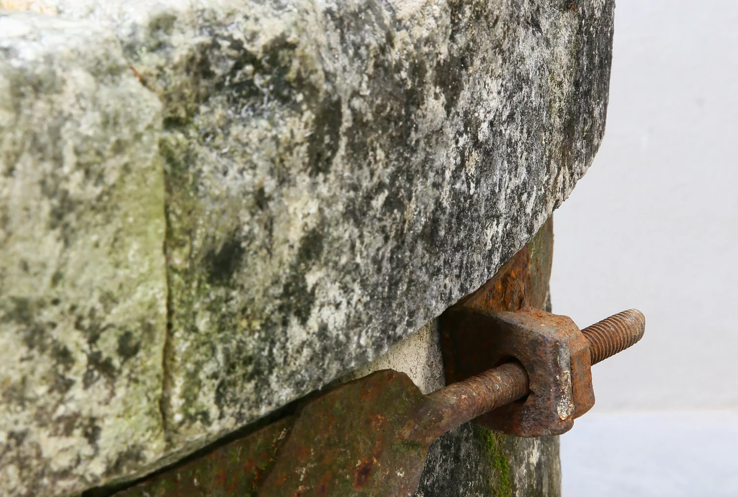 alte franzosischer wasserbrunnen