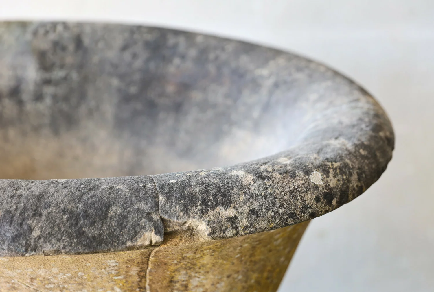 alte benitier von französischer Kalkstein