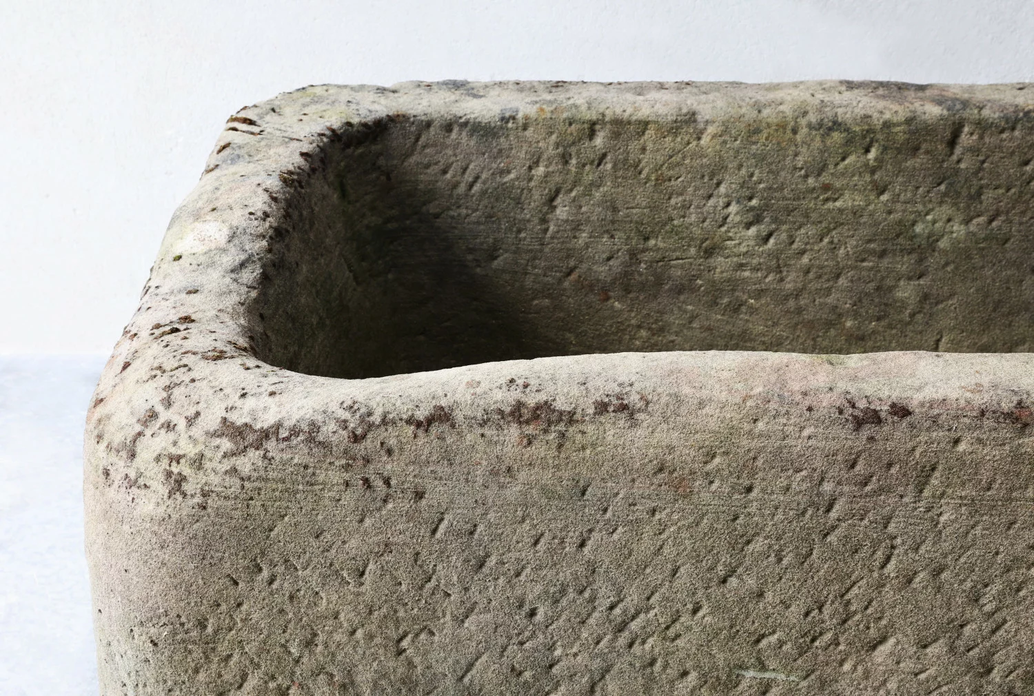 alte trog von französischer kalkstein