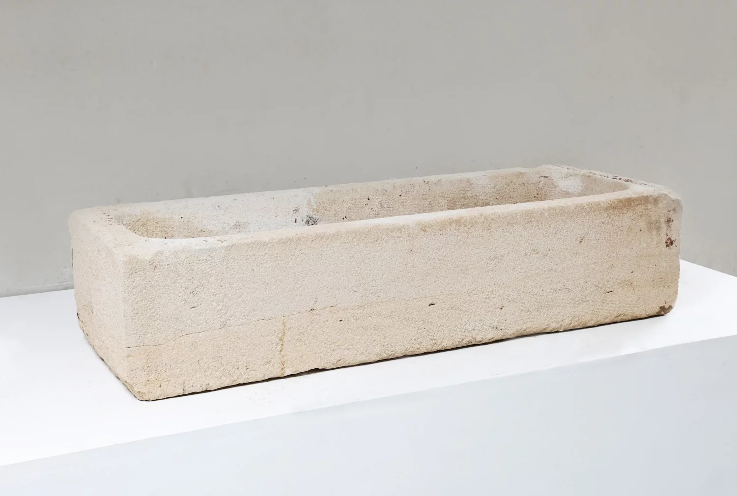 alte waschbecken von französischer kalkstein