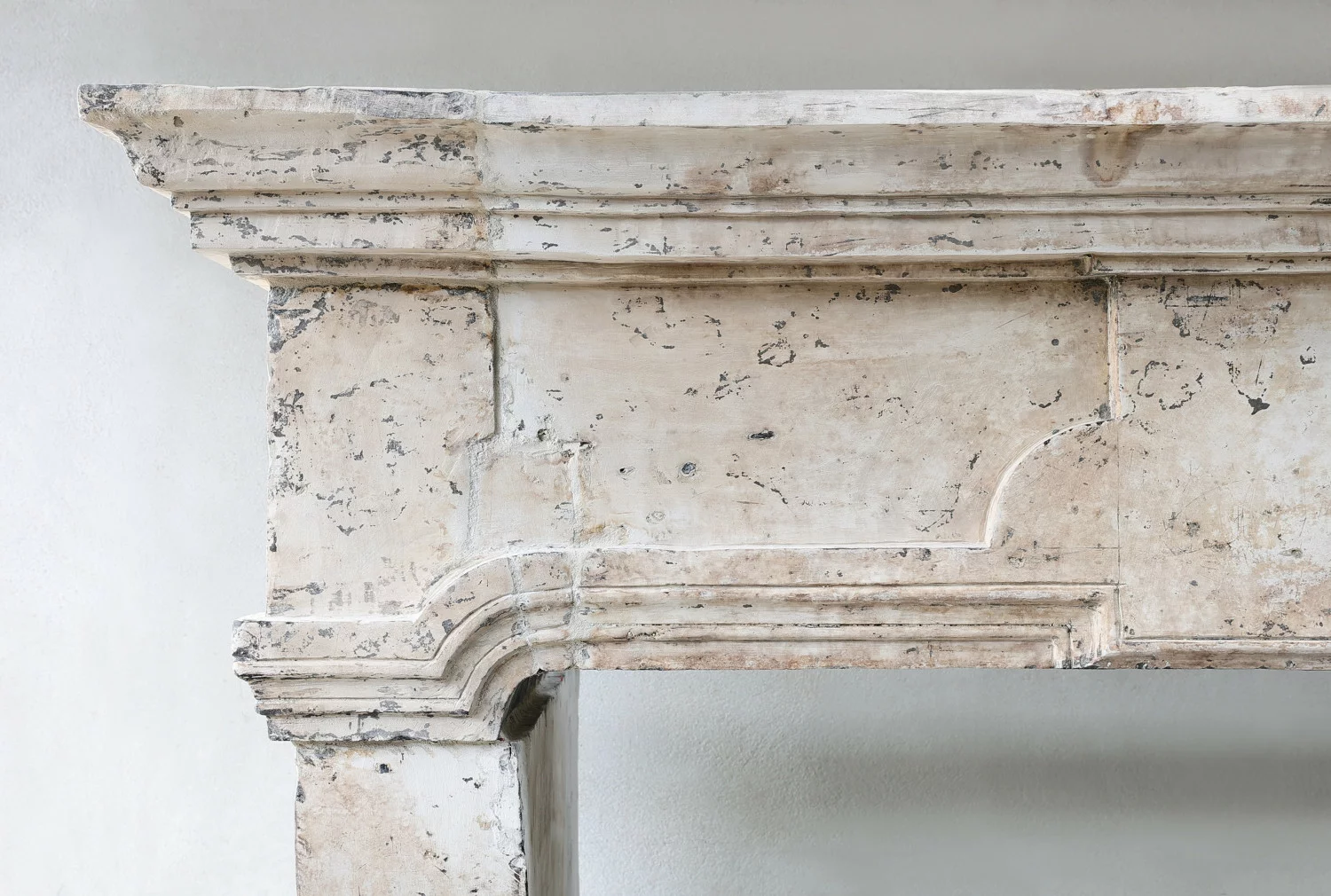 Detail des geschwungenen Kaminbeins aus französischem Kalkstein mit sichtbarer Handarbeit und authentischen Gebrauchsspuren