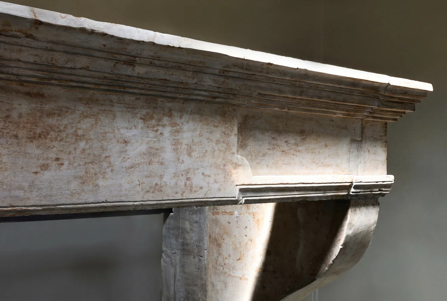 alte kamin von französischer kalkstein