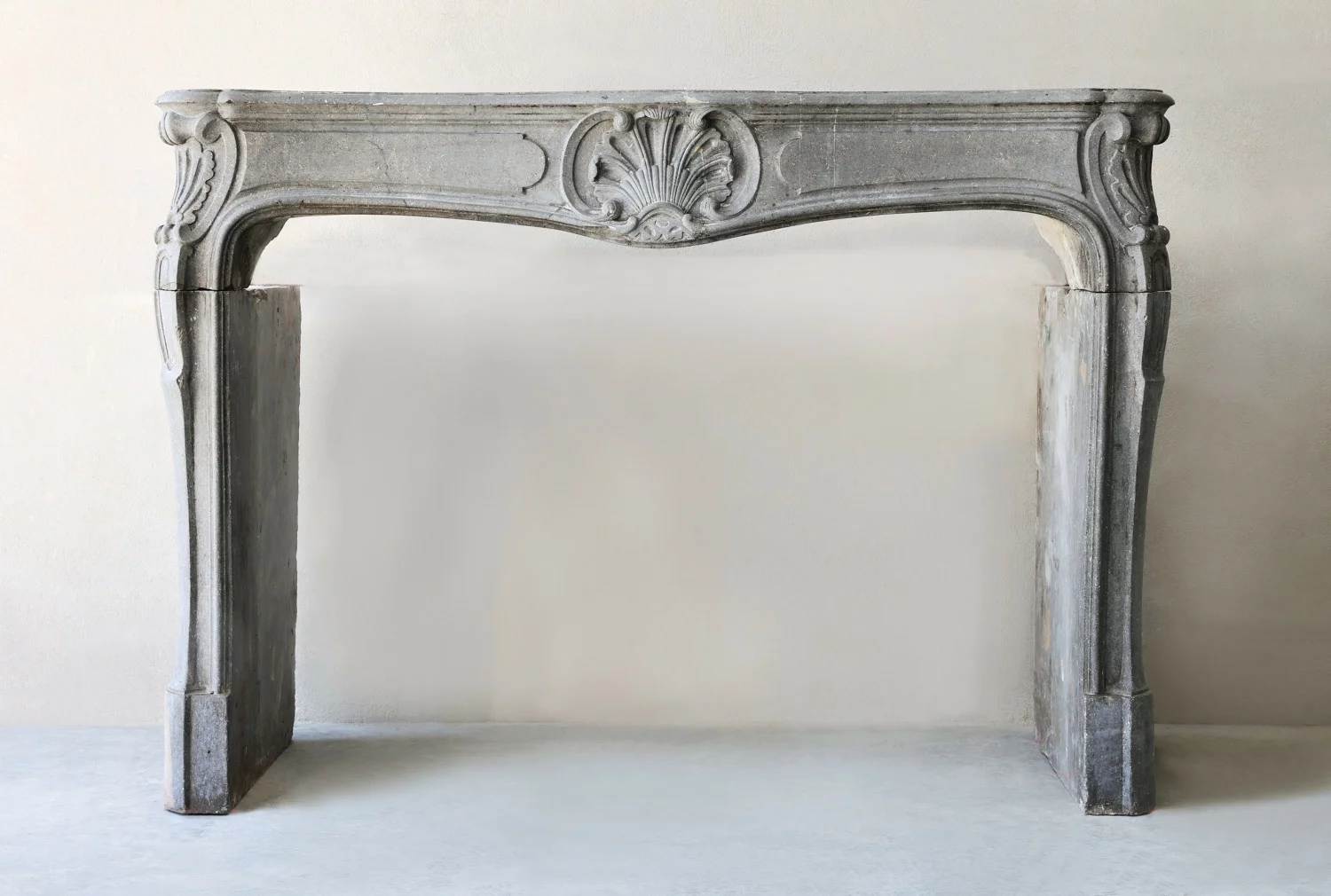 antiker kaminmaske von marmorstein