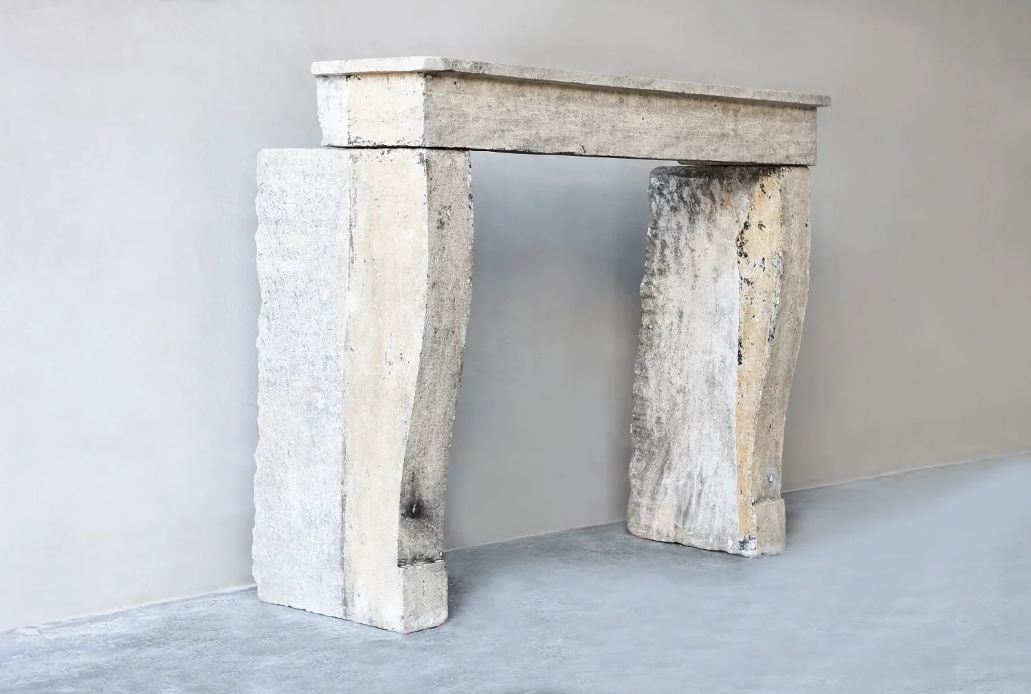 alte kamin von französischer kalkstein