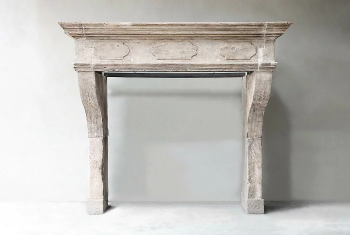 Antiker schlosskamin