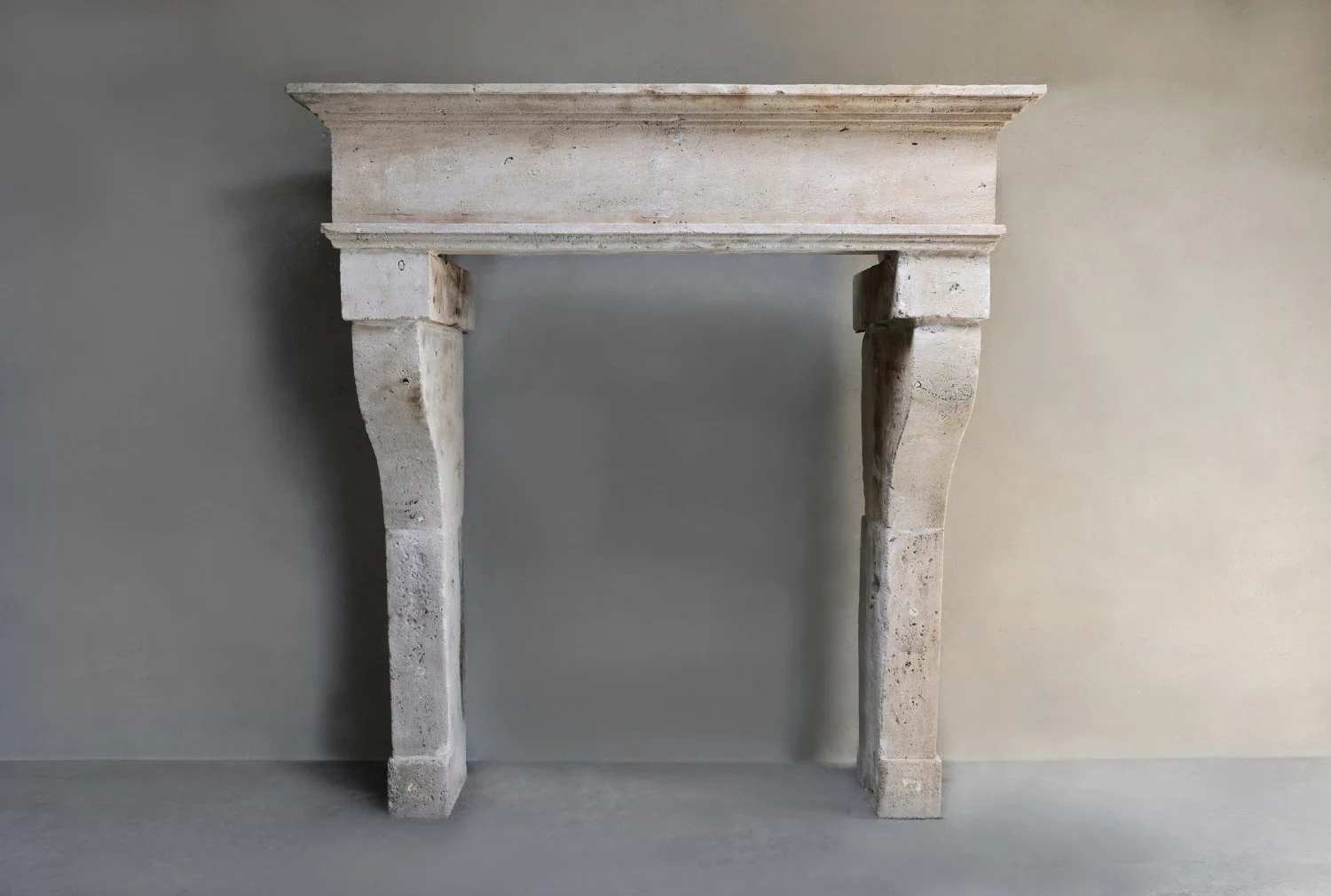 antiker kamin von französischer kalkstein