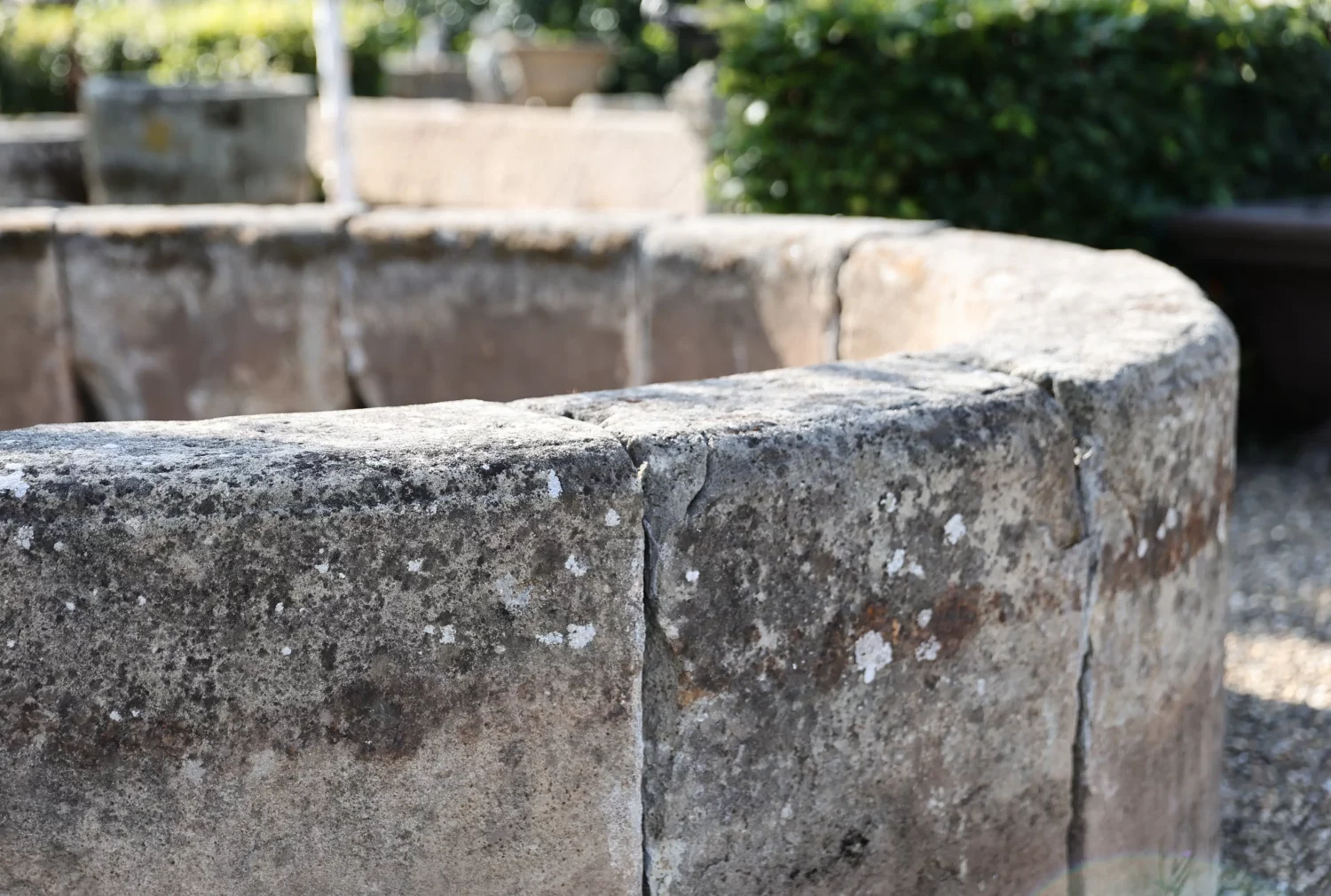 alte französischer Kalksteine brunnen