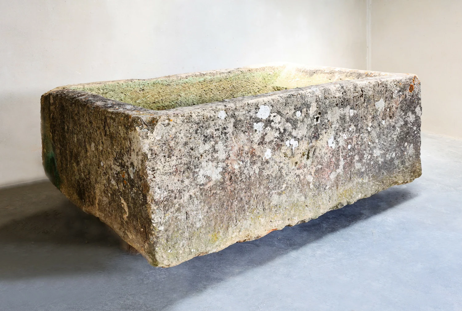 alte trog von französischer kalkstein