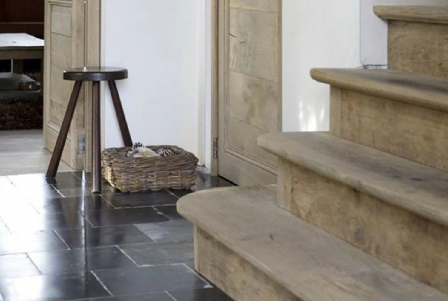 Antike Noir de Mazy Kirchenplatten 38x38 cm – Detailansicht des schwarzen belgischen Kalksteinbodens