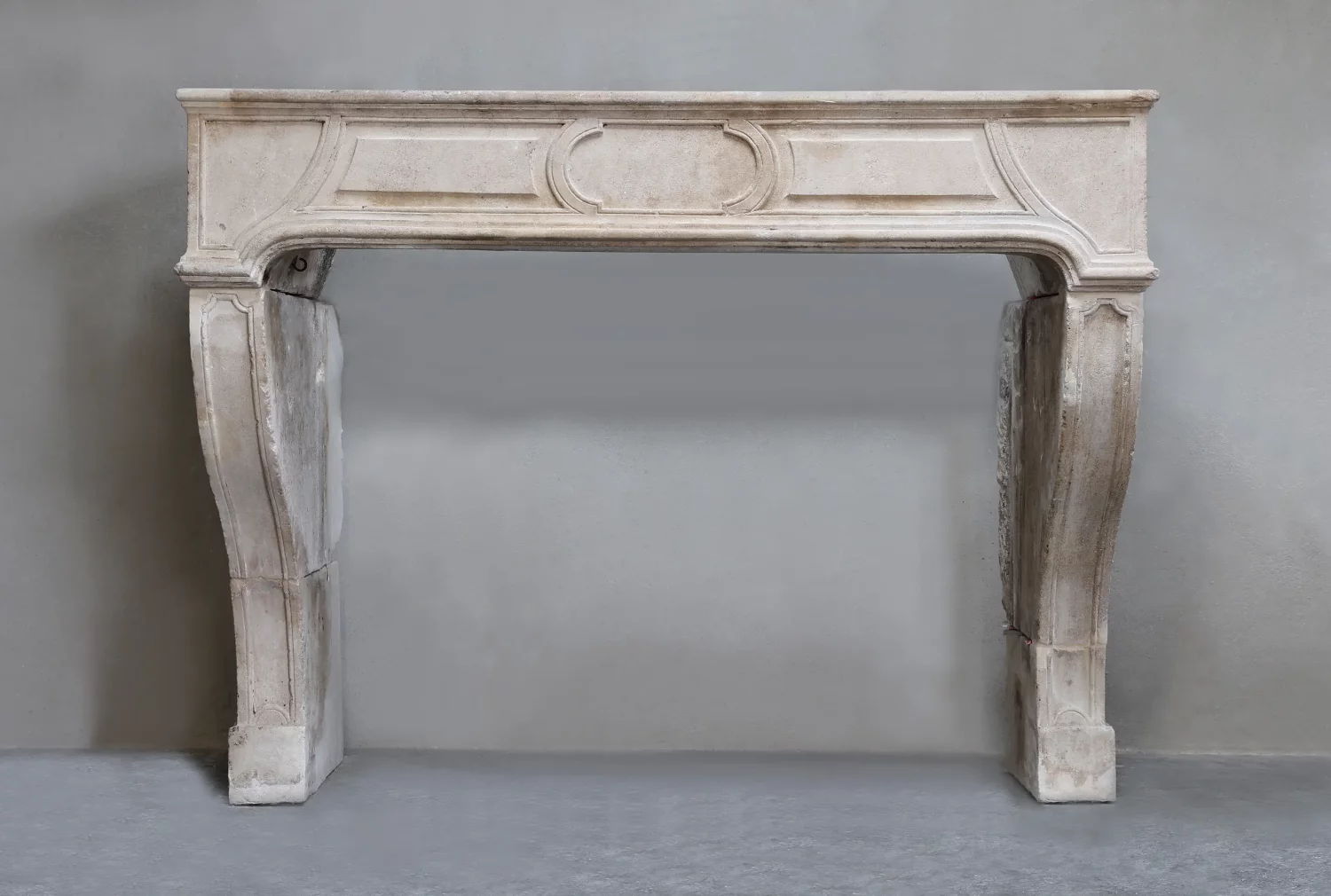 Frontansicht antiker französischer Kalkstein-Kamin Ref. 1578, Louis XV Transition, Troyes, ca. 1760–1780.