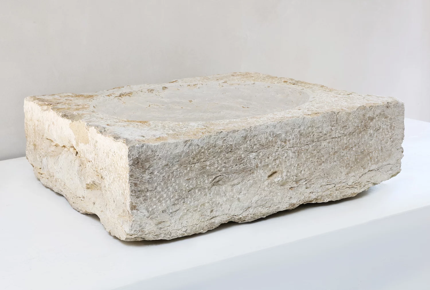alte spüle von französischer kalkstein
