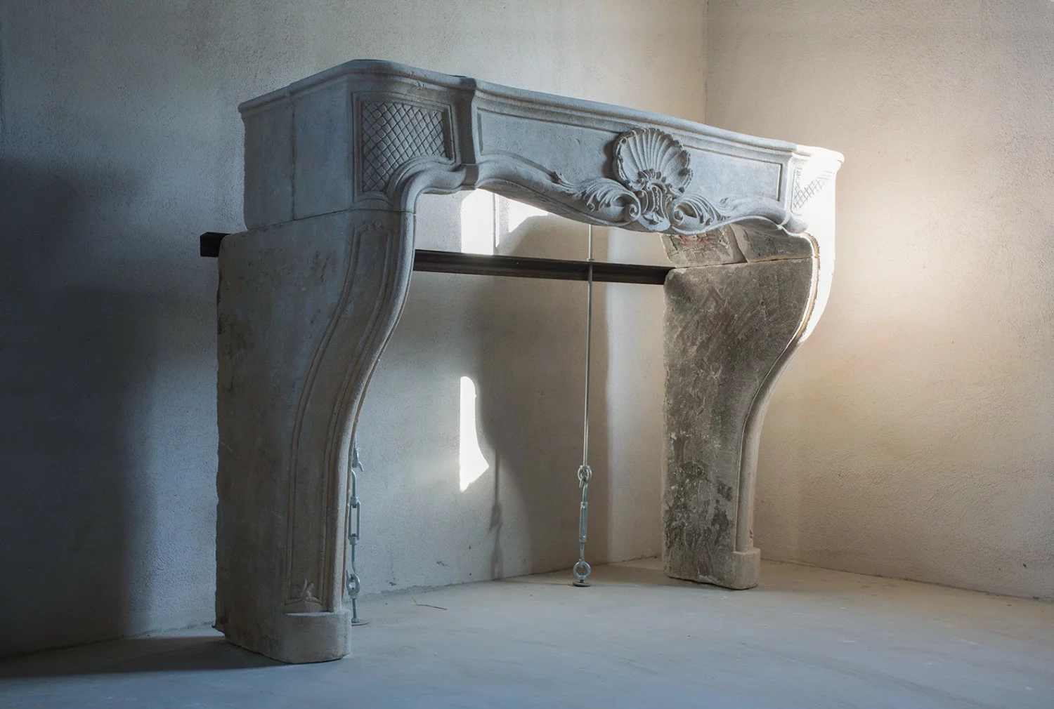 antiker Kalkstein Kamin