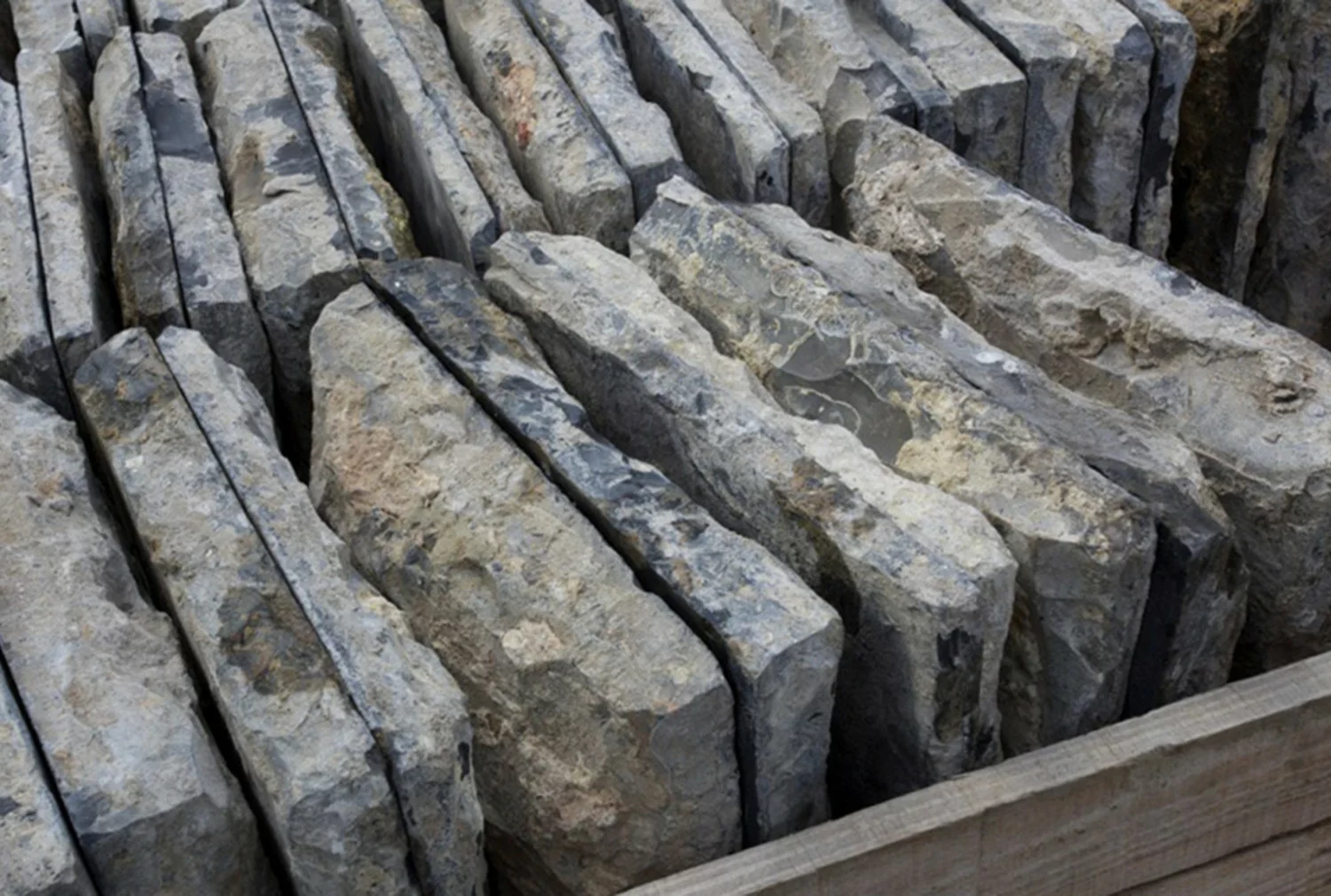 Nahaufnahme der abgeschlagenen Kante und Patina einer antiken Noir de Mazy Kirchenplatte