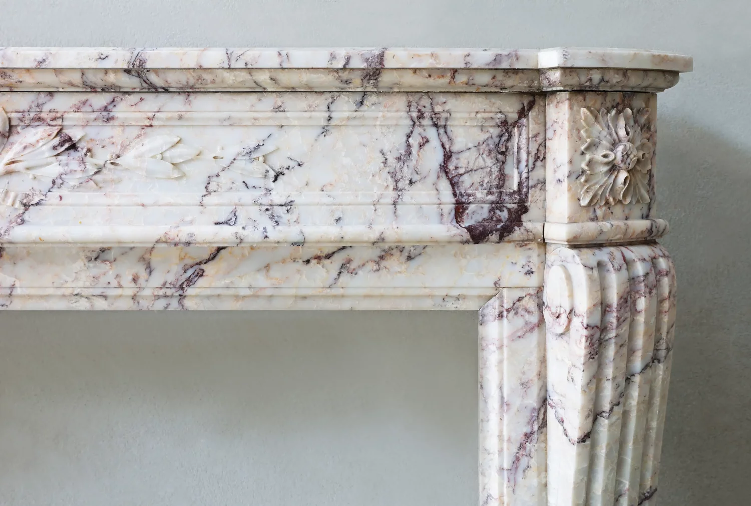 Detail rechts: Rosette im Eckblock und saubere Kanten, Escalette-Marmor, Antike Kaminfassung, Ref. 1581.