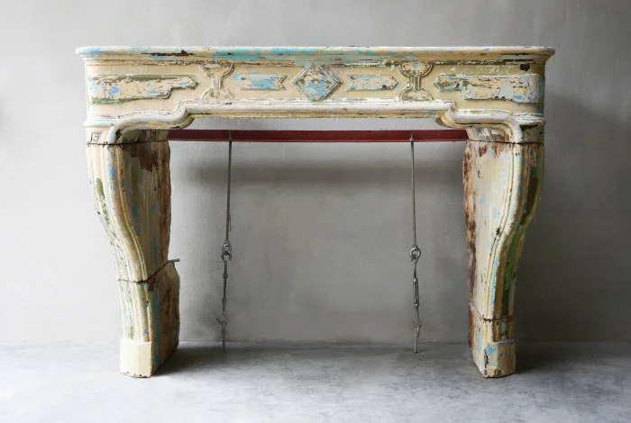 Antiker patinierter Kamin