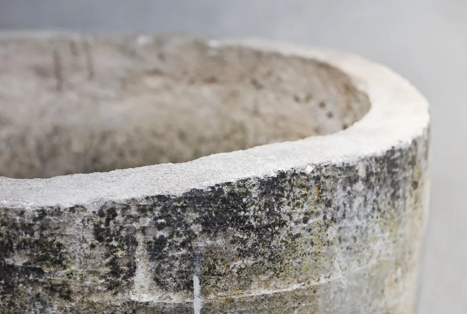 alte brunnen von französischer kalkstein