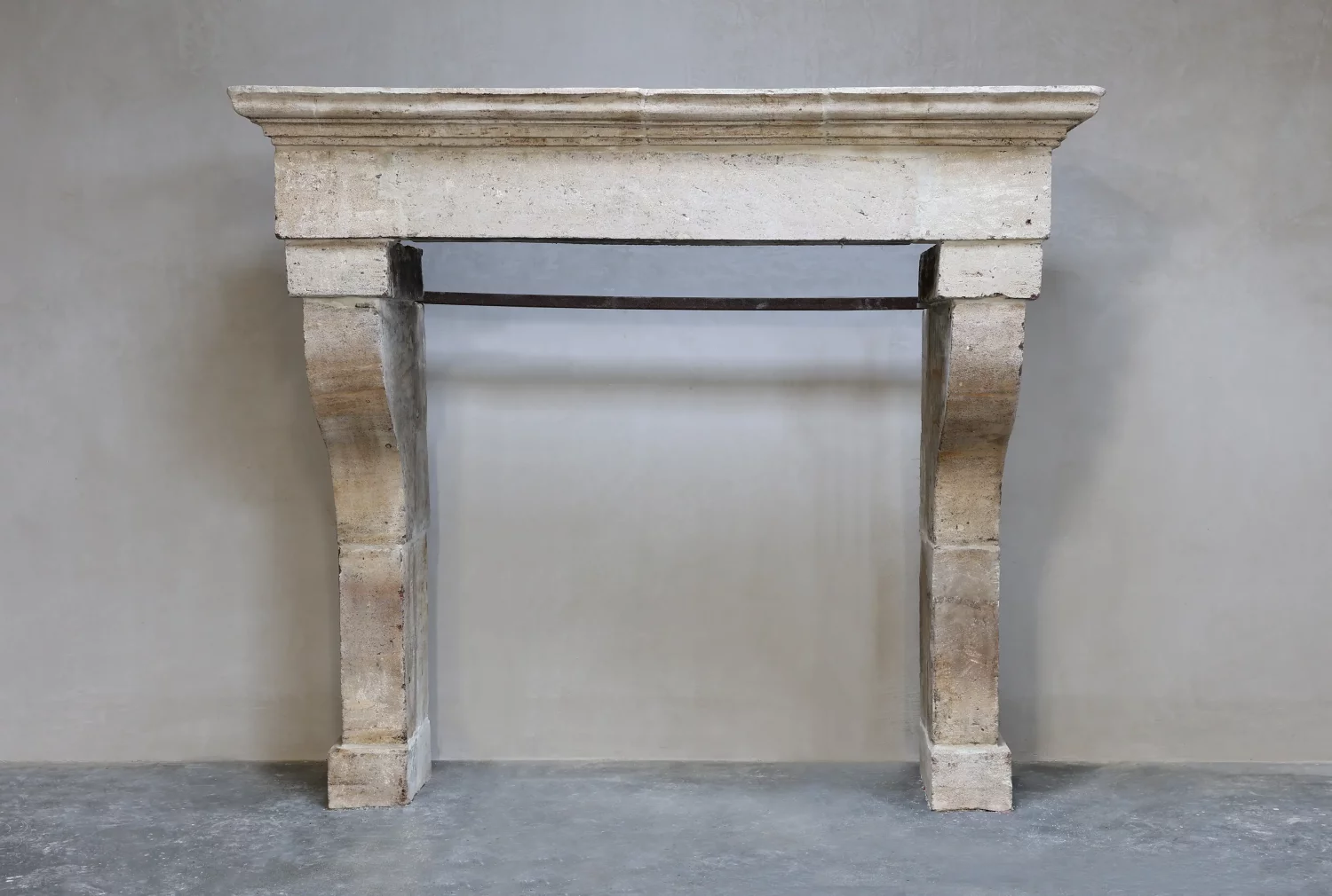 antiker kamin von französischer kalkstein